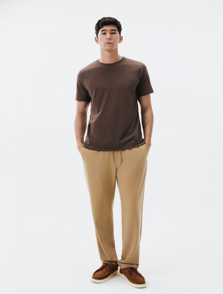 CAMISETAS BÁSICAS REGULAR WORLD MARRÓN