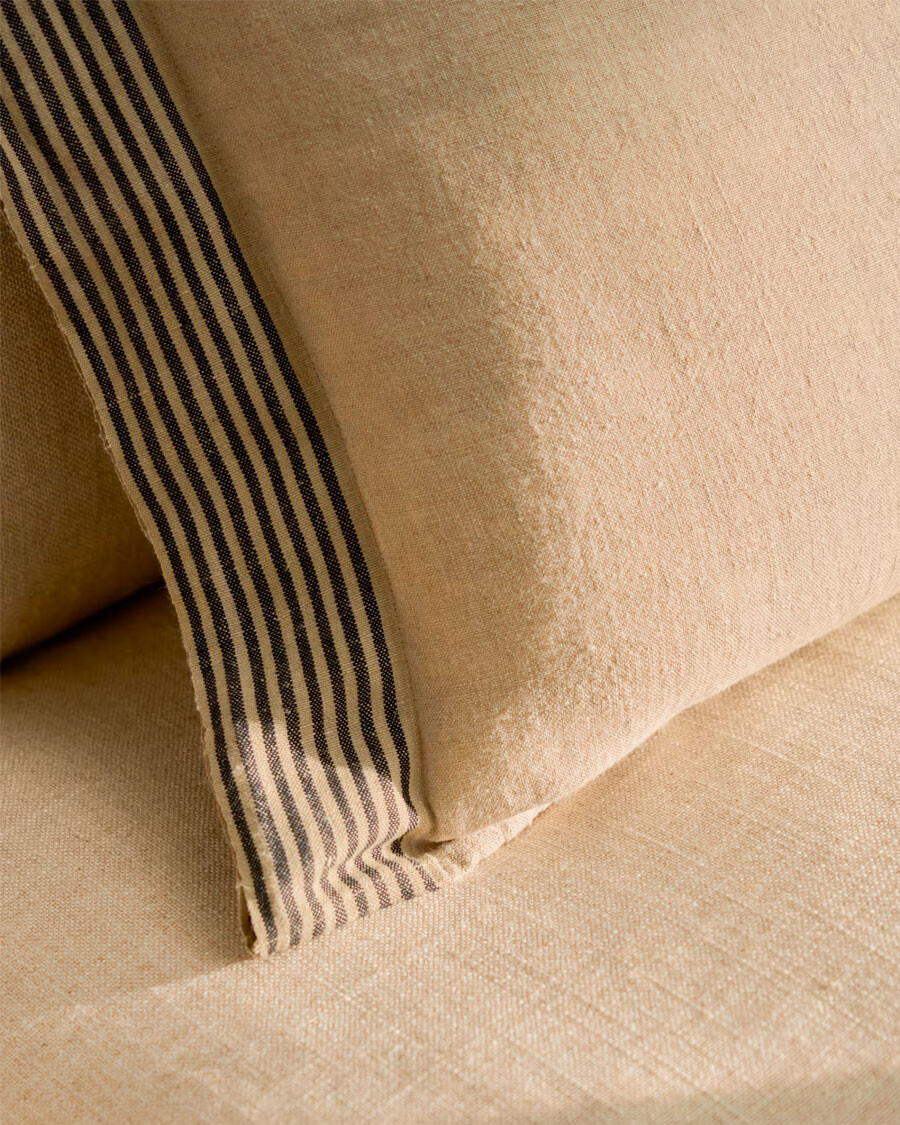 Almohadón Disea de lino beige con detalle de rayas negras, 40 x 60 cm