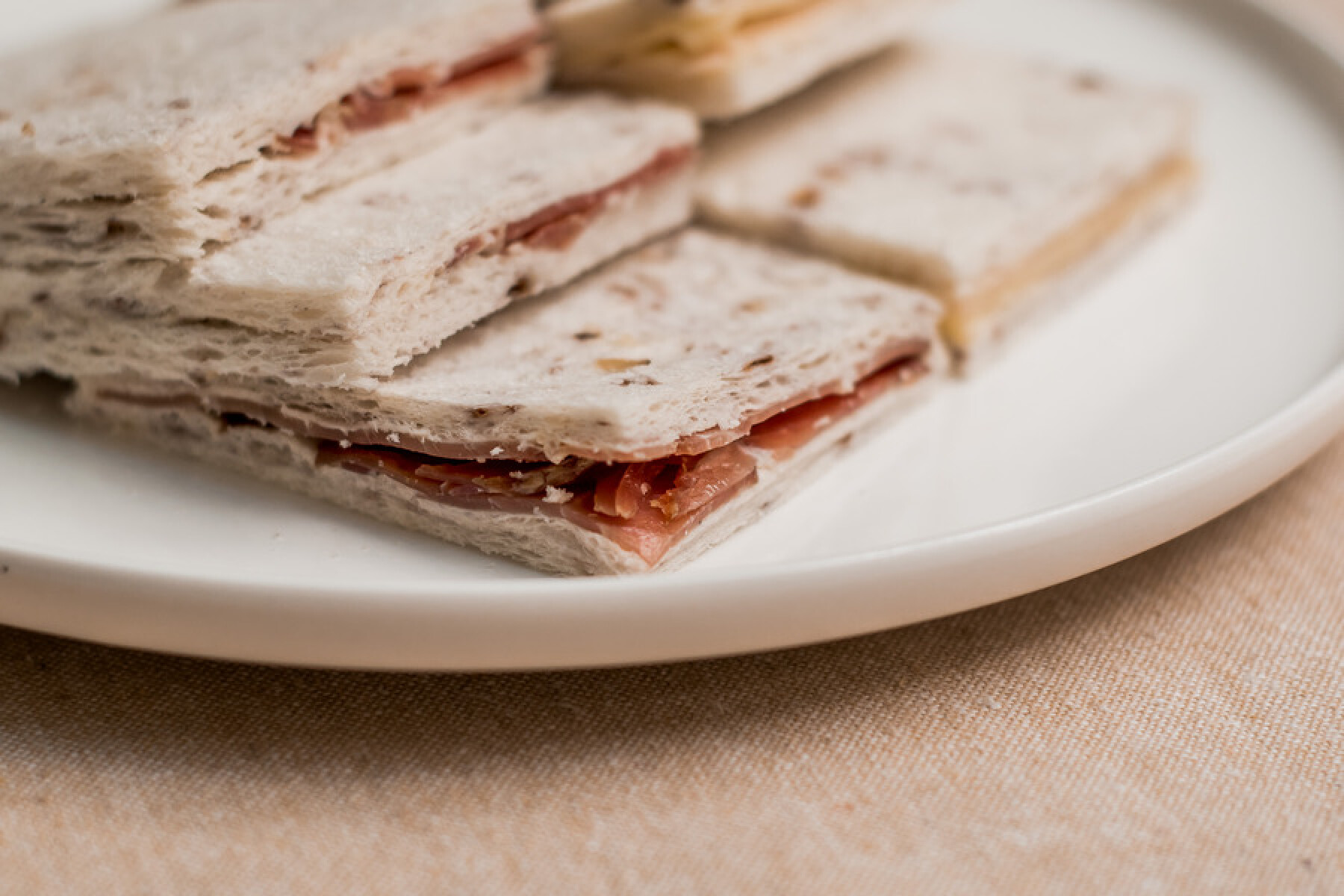 Sandwiches de pan de nuez con bondiola 