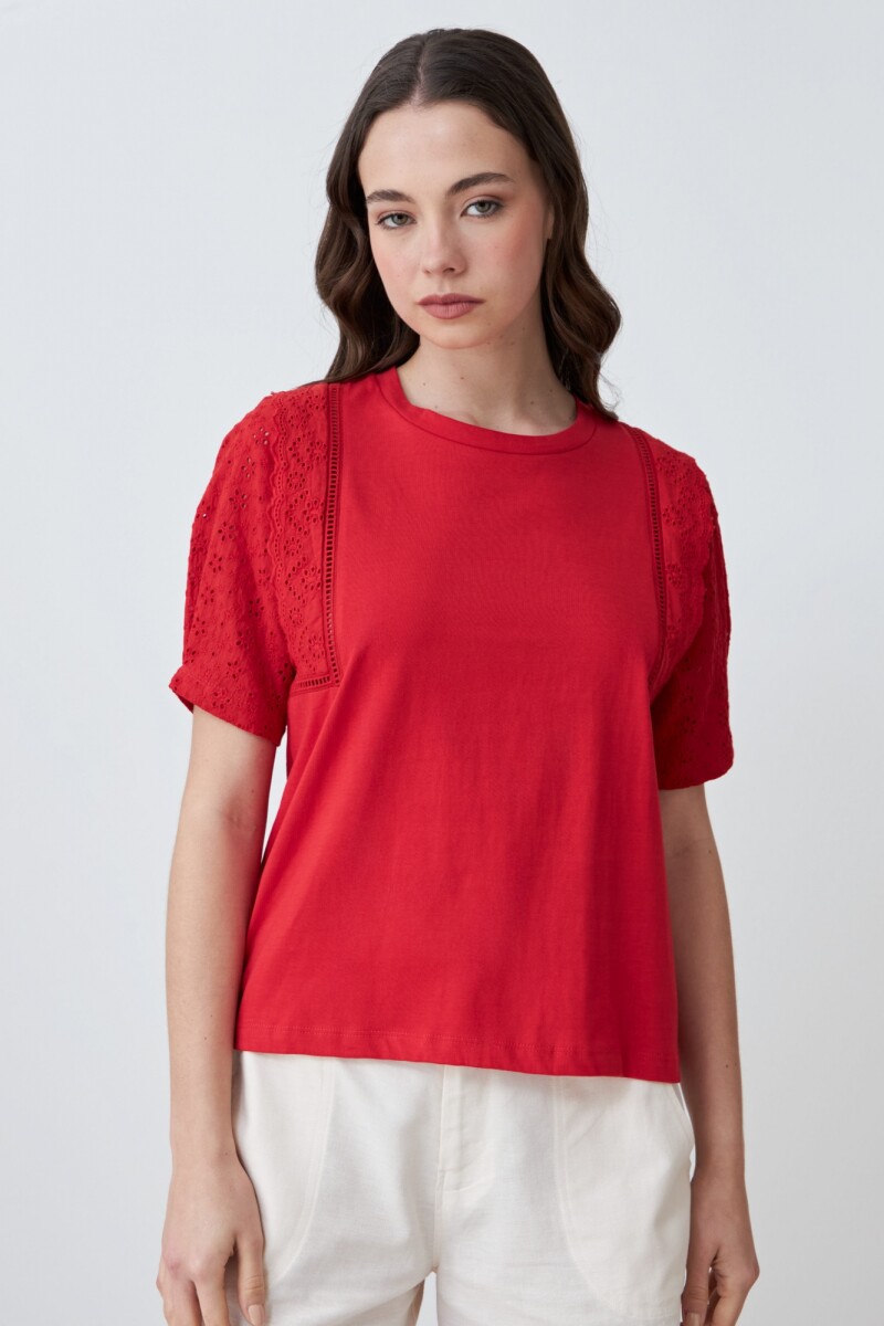 Remera con broderie rojo