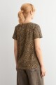 Remera escote en V animal print tostado
